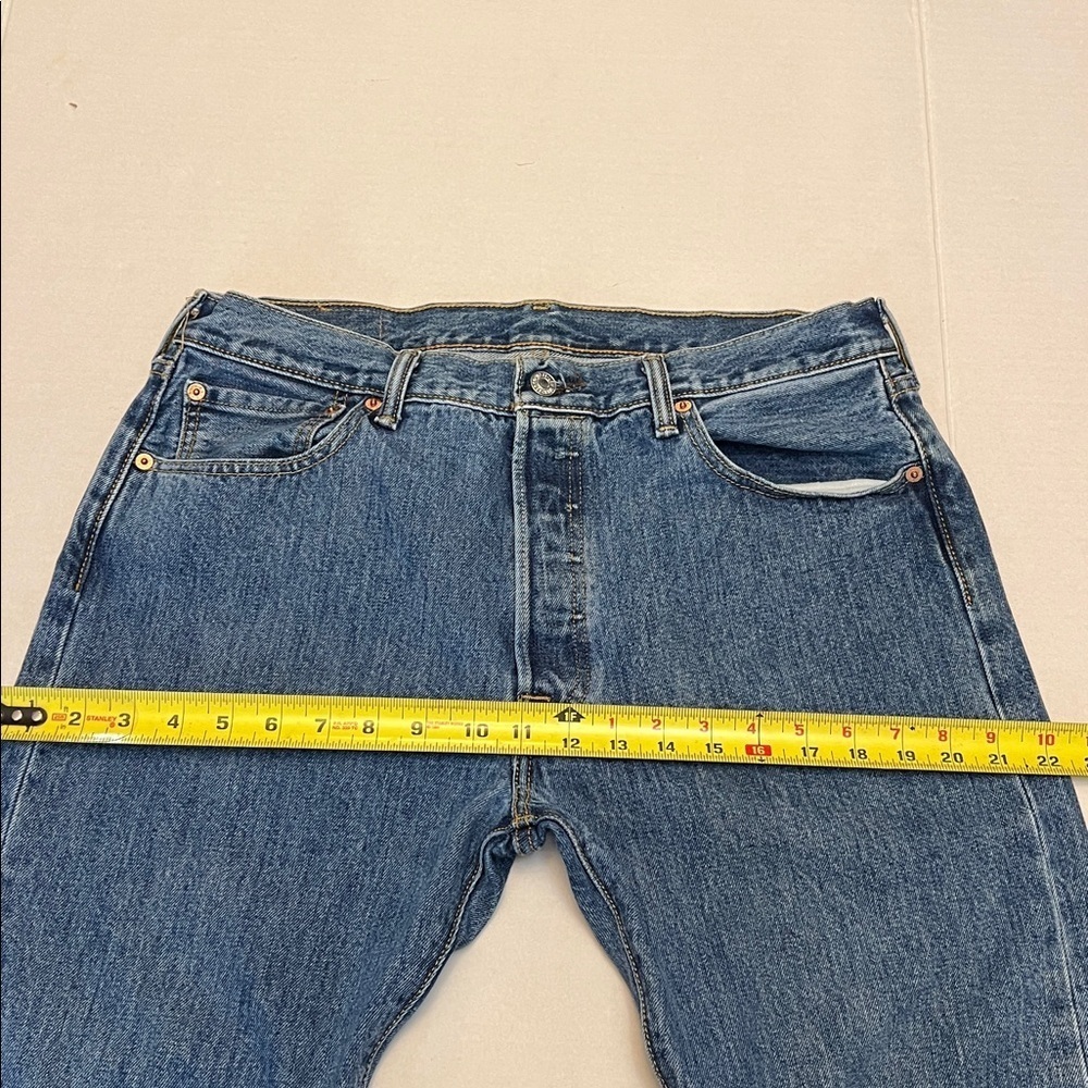 LEVI’S 501 MENS MEDIUM WASH STRAIGHT LEG JEANS 34x29 - Picture 12 of 16
